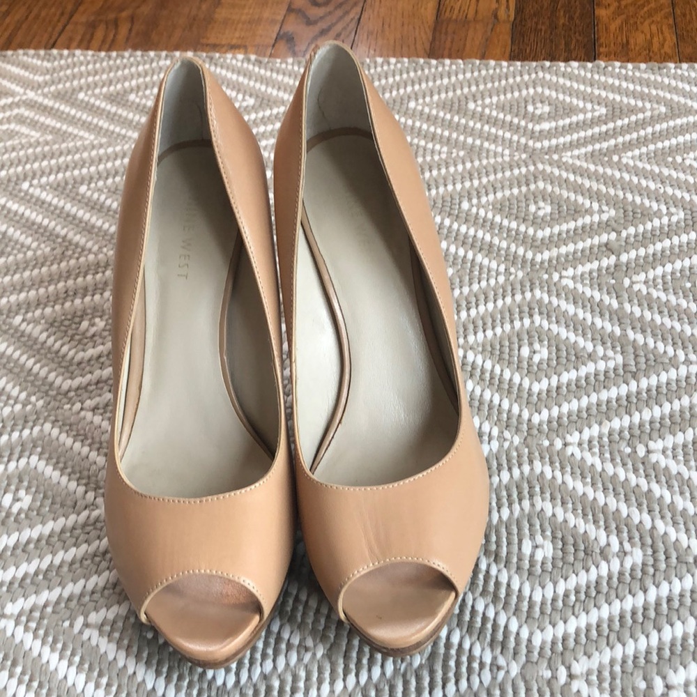 Nine West nude pumps size 7.5
